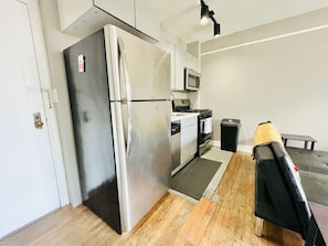 Réfrigérateur, micro-ondes, four, plaque de cuisson