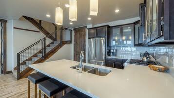 ثلاجة، ميكروويف، فرن، موقد طهي مسطح