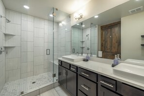 Shower, hair dryer, towels, soap - LUXURY 3-bedroom Blackstone Condo- WiFi, AC, fitness room (Park City)