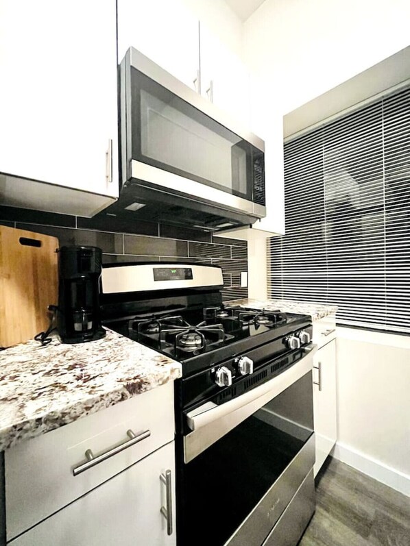 Frigorifero, microonde, forno, piano cottura