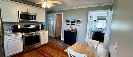 ثلاجة، ميكروويف، فرن، موقد طهي مسطح