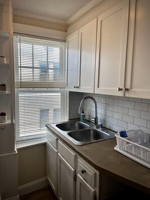 Frigorifero, microonde, forno, piano cottura