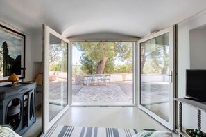 Living area - White Conus by Rentbeat (Ostuni)