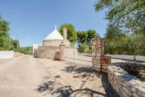Property grounds - White Conus by Rentbeat (Ostuni)