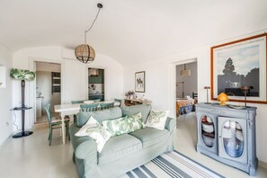 Flat-screen TV - White Conus by Rentbeat (Ostuni)