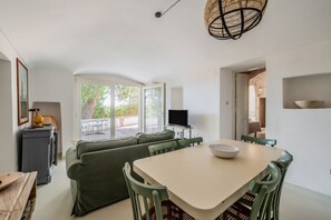 Interior - White Conus by Rentbeat (Ostuni)