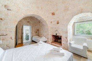 3 bedrooms, desk, travel cot, WiFi