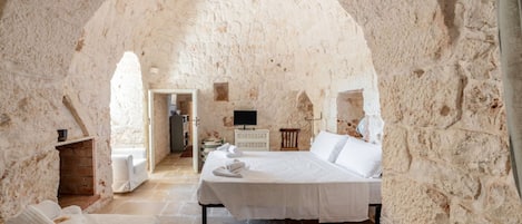 3 bedrooms, desk, travel cot, WiFi