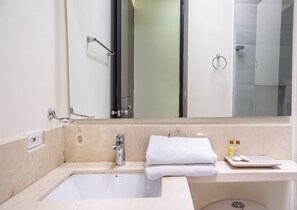 Dusj, håndklær, såpe og sjampo