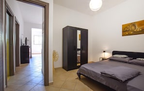 2 bedrooms, travel crib, free WiFi