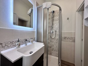 Shower, free toiletries, hair dryer, bidet