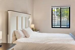 4 عدّة غرف نوم ومكتب ومكواة/لوح كي وسرير سفر