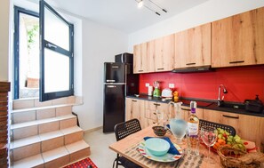 Fridge, coffee/tea maker