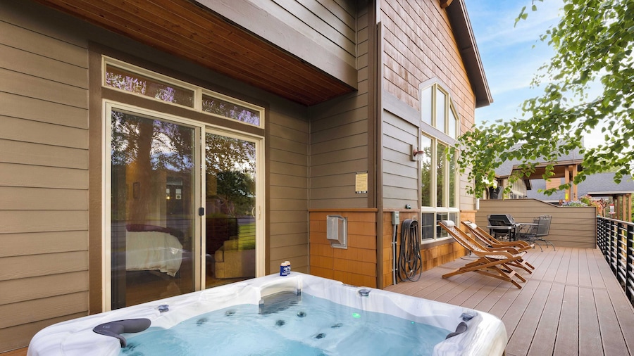 Deck + Hot Tub Community Golf Course Forest Ridge Loop