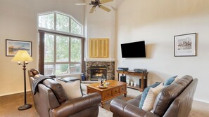 Interior - Deck + Hot Tub Community Golf Course Forest Ridge Loop (Redmond)