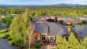 Interior - Deck + Hot Tub Community Golf Course Forest Ridge Loop (Redmond)