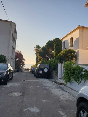 Property grounds - Beautiful 90 m2 flat in Calvi. 150 m from the see. Quiet, 5 minutes from marina. (Calvi)