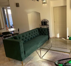 TV, books - Beautiful 90 m2 flat in Calvi. 150 m from the see. Quiet, 5 minutes from marina. (Calvi)