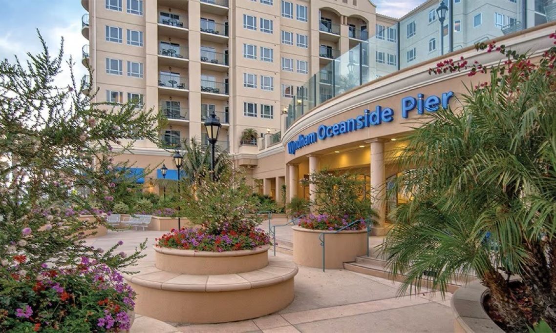 Entrada de un hotel con un letrero que dice 'Hyatt Oceanside Pier'.