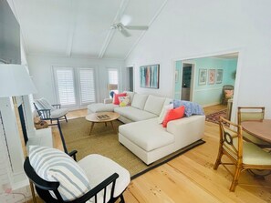 تلفزيون ذكي، مدفأة، كُتُب، ستيريو