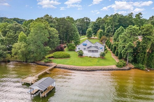Relaxing Lakefront Home with Brand New Dock and Immaculate Vibes
