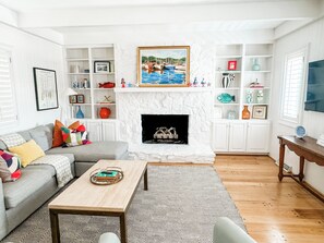Smart TV, fireplace, books, stereo