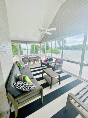 تلفزيون ذكي، مدفأة، كُتُب، ستيريو