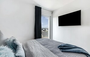 2 quartos, ferros/tábuas de passar roupa, berço de viagem