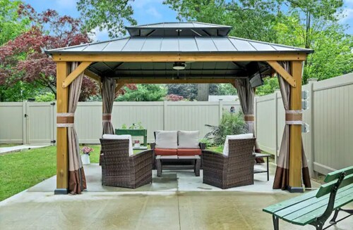 The Saratoga Hideaway|Gazebo|Short Walk to Track