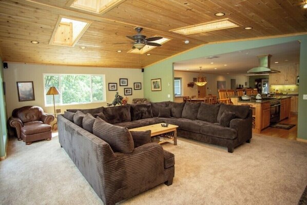 Smart TV, fireplace, video games, DVD player - 5 Bedroom, 10 Beds - Game Room, Basketball & Golf (Big Bear)