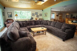 Smart TV, fireplace, video games, DVD player - 5 Bedroom, 10 Beds - Game Room, Basketball & Golf (Big Bear)