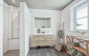 Shower - 3 bedroom nice apartment in Irrhausen (Irrhausen)