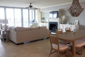 Living area - Snowbirds and Fall/Winter renters-3 bedroom condo on the water w/ WiFi & fitness (Orange Beach)