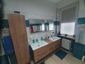 Boblebad, hårføner, bidé og håndklær