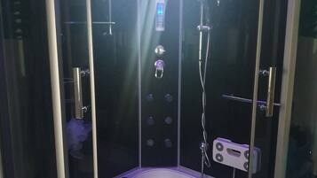 Vasca idromassaggio, asciugacapelli, bidet, asciugamani