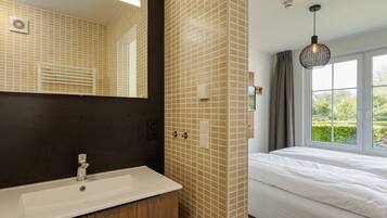 4 bedrooms, individually furnished, bed sheets