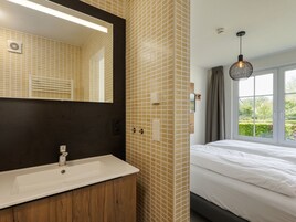 4 habitaciones, muebles diferentes y ropa de cama 