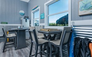 Une cuisine moderne avec un coin repas, une vue sur l’extérieur et une décoration sur le thème de la marine.
