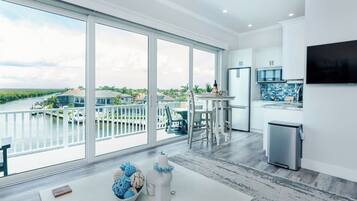 Frigorifero, microonde, piano cottura, lavastoviglie