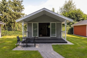 Outdoor dining - Tiny House in Brabant With Cozy Terrace (Oirschot)