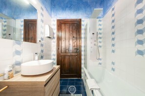Dusche, Haartrockner, Bidet, Handtücher