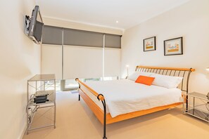 3 chambres, fer et planche à repasser, literie fournie