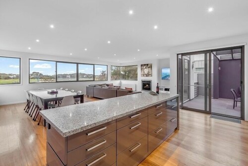 Gorgeous 5 Bedroom House - Golf Course Views - Torquay