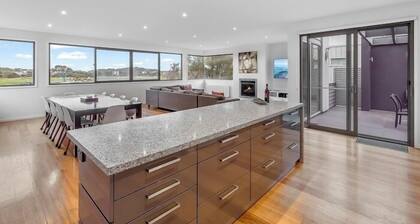 Gorgeous 5 Bedroom House - Golf Course Views - Torquay