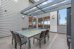 Outdoor dining - Gorgeous 5 Bedroom House - Golf Course Views - Torquay (Torquay - Jan Juc)