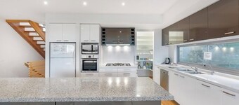 Gorgeous 5 Bedroom House - Golf Course Views - Torquay