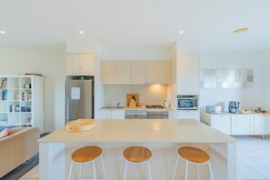 Fridge, microwave, oven, stovetop - 3 Bedroom Condo - Access to pool and tennis court - Torquay (Torquay - Jan Juc)