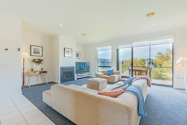 TV - 3 Bedroom Condo - Access to pool and tennis court - Torquay (Torquay - Jan Juc)