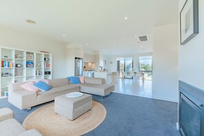 TV - 3 Bedroom Condo - Access to pool and tennis court - Torquay (Torquay - Jan Juc)