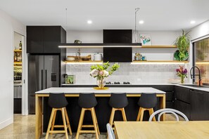 Frigorífico, microondas, horno y placa de cocina